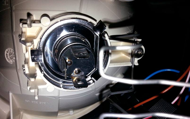 Замена штатных ксеноновых ламп Mazda 6 GH